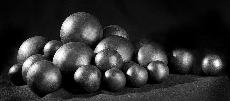 Different sizes of steel grinding balls