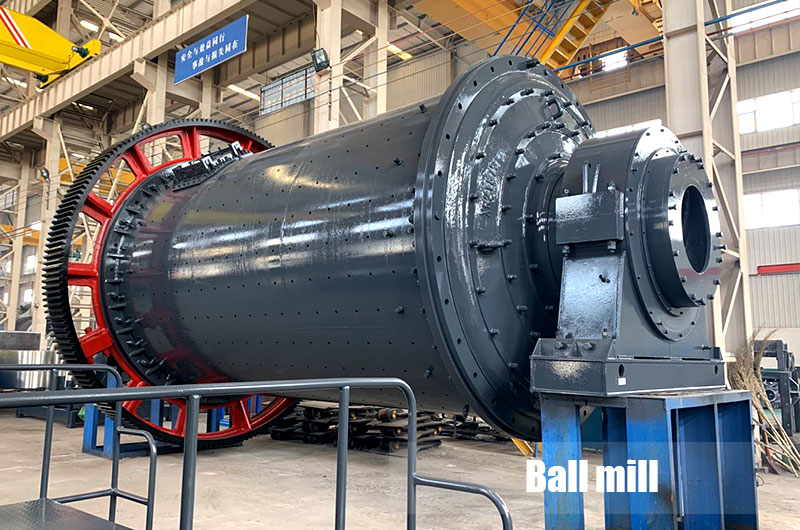 After screening, the gold ore enters a ball mill for grinding. 