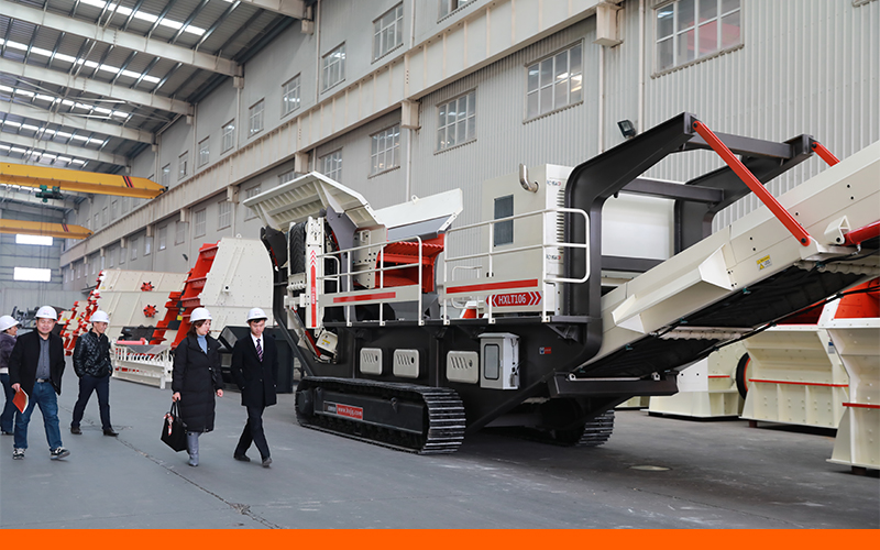 Customers come to visit our mobile crusher