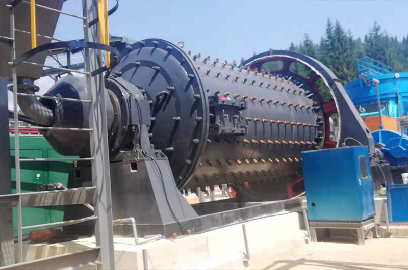 The gold ore enters the ball mill for grinding